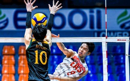 <p><strong>OFF TO THE FINALS.</strong> University of the East outside hitter Zyronne Montemayor (No. 8) against Far Eastern University-Diliman opposite hitter Amet Bituin during the semifinal of the UAAP Season 86 boys' volleyball tournament at the Filoil EcoOil Centre in San Juan City on February 2, 2024. UE won, 8-25, 25-21, 25-22, 25-21, to arrange a title showdown with National University-Nazareth School. <em>(UAAP photo)</em></p>