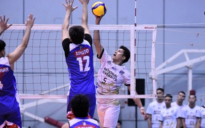 <p><strong>BULLDOGS VS CHIEFS.</strong> Jan Abanilla of National University (right) tries to score against Jiwen Sinuto of Arellano University in the 2025 V-League Collegiate Challenge at Ynares Sports Arena in Pasig City on Saturday (Aug. 9, 2025). The Bulldogs won, 25-18, 23-25, 25-20, 21-25, 15-9. <em>(Contributed photo)</em></p>