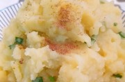 香椿肉末炒土豆泥的制作方法(如何用香椿和肉末炒出美味的土豆泥)