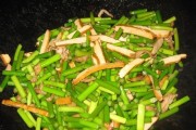 美味香干炒蒜苔(做法简单,口感绝佳)