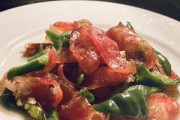 青椒火腿肠的做法(用火腿肠和青椒打造美味佳肴)