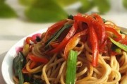 蒜苗腊肉炒面的做法（蒜香四溢，口感鲜美，健康营养的美食佳品）