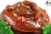 冰糖肘子的做法(传统美味的家常菜谱)