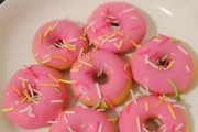 四色甜甜圈的制作方法(用简单的材料和步骤制作美味的四色甜甜圈)