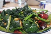 猪肝炒菠菜的家常做法（营养丰富，味道鲜美，肝脏养生好处多）