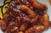 酸甜炒年糕,别有风味(如何做出口感软糯、味道鲜美的年糕料理)