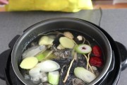 五指毛桃煲乌鸡汤(掌握五指毛桃的选购与煲汤技巧,尝鲜滋补养生的特色家常菜)