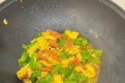 青椒火腿肠炒鸡蛋的做法(简单易学的家常菜谱,健康美味无负担)