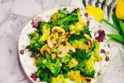 美食大赏——香炒口蘑(以口蘑为主材料,学会家庭做法,营养丰富的美味佳肴)