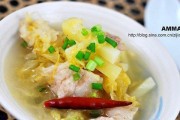 酸菜白肉锅的制作技巧与口感体验(重庆火锅风味,美味简单又实惠,)