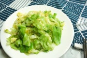 家常美食——土豆炒卷心菜（清淡爽口，味道鲜美；土豆与卷心菜的完美搭配。）