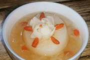 创意水果菜谱——银耳雪梨盅(健康美味,营养丰富的水果佳肴)
