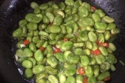 香葱爆蚕豆的家常做法(一道美味的清爽小菜)