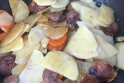 土豆胡萝卜炒腊肠的家常做法(简单易学,美味可口,健康营养,助你轻松搞定晚餐)