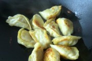 特色煎饺的制作方法（传统美味，轻松上手的煎饺制作技巧）