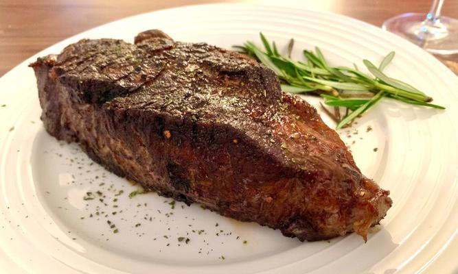 学会这道菜,你就是一位厨艺高手!(用黑胡椒的独特香气烹饪出美味牛排)