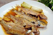 油煎小杂鱼的烹饪技巧（口感鲜美，营养丰富，让你爱上烹饪）