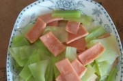 一道清爽美味的夏日佳肴，莴笋与火腿的完美搭配（一道清爽美味的夏日佳肴，莴笋与火腿的完美搭配）