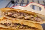 馅儿饼的制作技巧(用新鲜配料打造口感绝佳的美食)