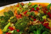 美味可口的西兰花炒西红柿（简单易学的家常菜谱）