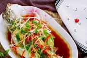 清蒸鲈鱼的做法（用清蒸的方式烹饪，让鲈鱼更鲜美）