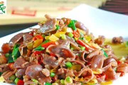 酸辣鸭杂的美味烹制（用鲜美鸭杂搭配酸辣口感，让你欲罢不能）