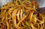 美味家常炸酱面的制作方法(做出口感好、味道正宗的炸酱面,让你在家也能享受地道的美食)