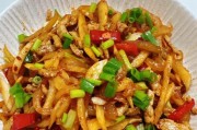 酸萝卜尖椒炒肉的美味做法（家庭美食，口感清爽，营养丰富）