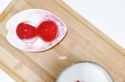 草莓水信玄饼的制作方法(以新鲜草莓为主角,烘焙出美味的水信玄饼)