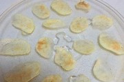 自制美味微波薯片(简单易学的薯片制作方法,健康美味的零食选择)