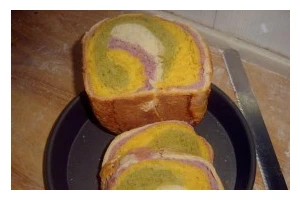 四色土司，传统美味享不尽（以小麦、玉米、红薯和红枣为主要原料，烤出的金黄香酥面包）