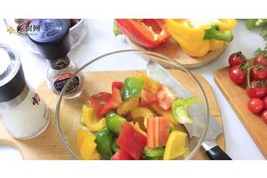 让味蕾狂欢的彩椒牛排（以彩椒为灵魂，让牛排更美味）