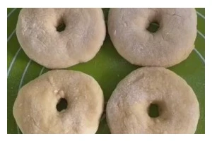 甜甜圈面粉版的制作方法（用家庭厨房的食材，轻松做出美味甜甜圈！）
