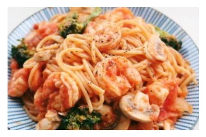 用虾仁和番茄打造美味意面（香气四溢的虾仁番茄意面）