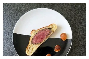 如何制作美味的威灵顿牛肉（掌握关键步骤，轻松做出口感绝佳的牛肉料理）