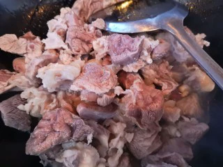 秘制红烧牛肉,倒入焯过水的牛肉