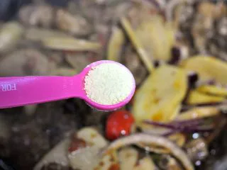 香辣干锅排骨,根据口味，倒入一小勺鸡精。