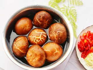 拿肉都不换的素炒香菇,准备好食材,清洗干净,香菇盐水浸泡10分钟。