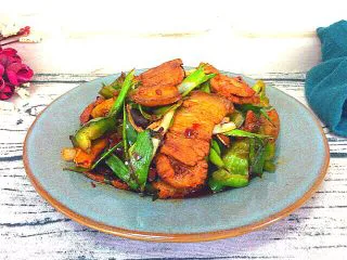 辣子蒜苗回锅肉,开饭了