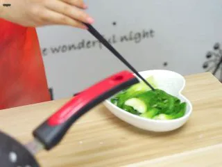 必吃的广东小吃——广州肠粉,取出过凉水备用