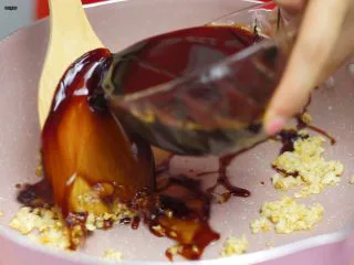 必吃的广东小吃——广州肠粉,倒入调好的味汁