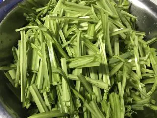 快手菜—青龙菜炒蛋,切成段。