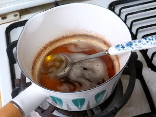 醇厚风味的咖啡百利甜费南雪,小火加热，黄油慢慢融化，然后开始焦化，当锅内黄油呈棕色且锅底有焦化颗粒，伴有浓郁的坚果香味时，马上关火