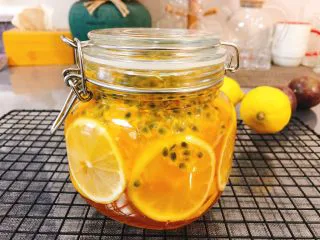 蜂蜜柠檬百香果,放入冰箱冷藏
