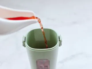 蔓越莓草莓花茶饮,最后倒入蔓越莓汁,搅打成泥。