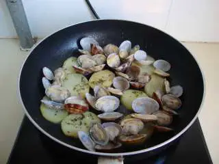 西班牙小吃：土豆蛤蜊,焖至蛤蜊全部开口就可以了，不要过火