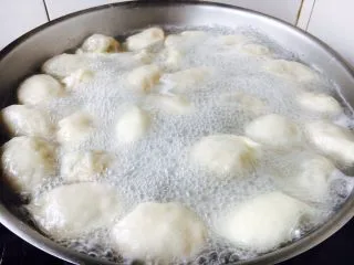 家乡风味饺子 三鲜馅饺子,锅里放大量的水，水开后放入饺子，朝一个放搅动，期间水开后往里倒入一小碗的凉水，这样重复4次，饺子熟后捞出。