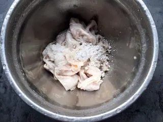 四川乐山名小吃—粉蒸肉卡饼,再加入适量的淀粉、料酒和盐抓洗净。