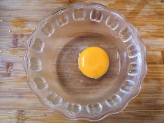 十味 香酥南瓜条,碗里磕入一个鸡蛋。