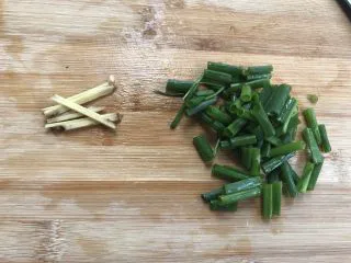 萝卜干炒蚬肉（麻辣风味）,姜，葱花切好。